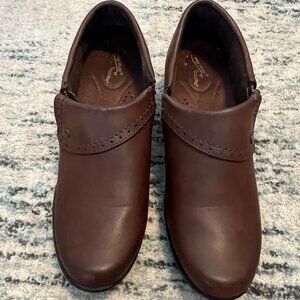 Clarks Women's Darcy Ankle Bootie, Brown, Size 9 1/2M